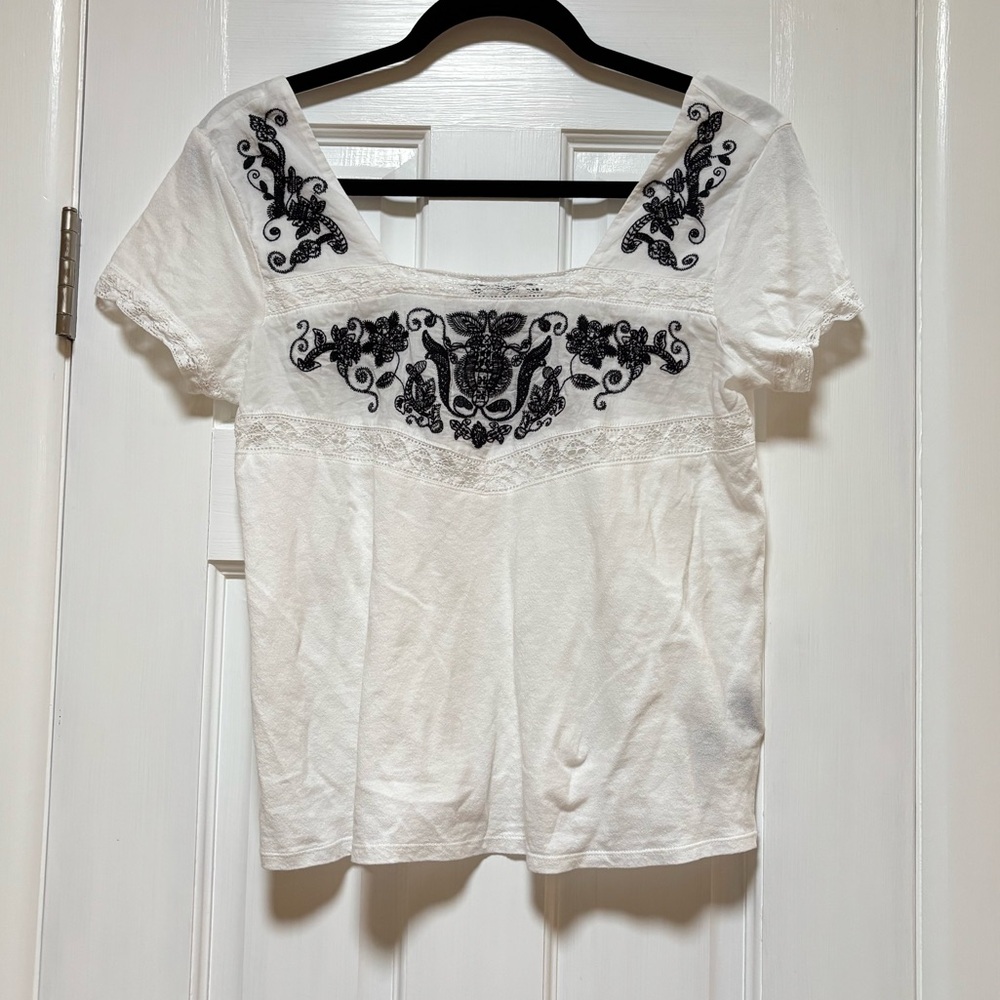🚨4X$25🚨 Suzy Shier White Blouse with Black Embroidery - Picture 2 of 6